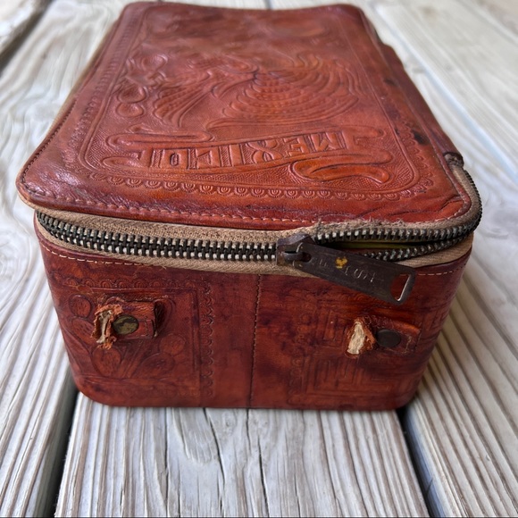 Vintage 1930s Mexico tooled leather box with acwalite celluloid brush shoehorn - Picture 7 of 16